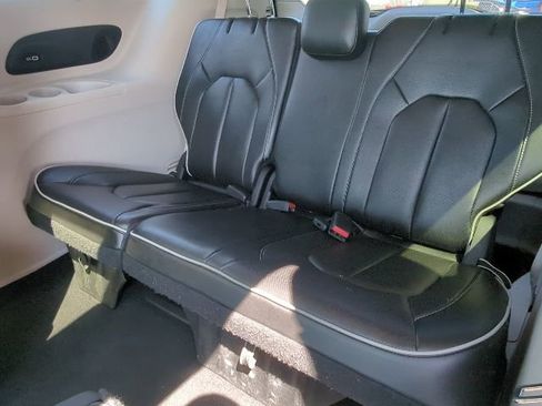 Used 2023 Chrysler Pacifica Limited FWD image 31