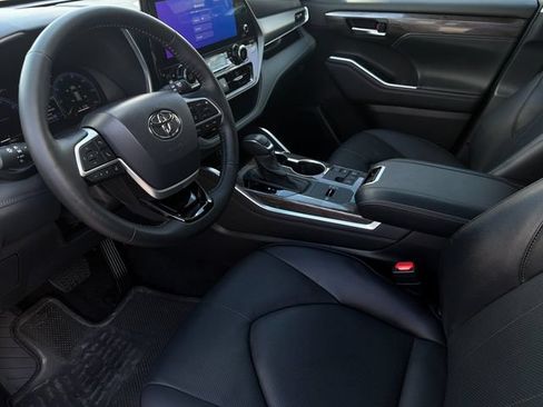 Used 2025 Toyota Highlander Limited FWD image 11