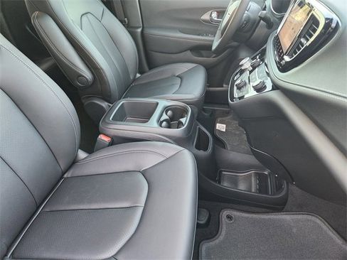 New 2026 Chrysler Pacifica Select image 10