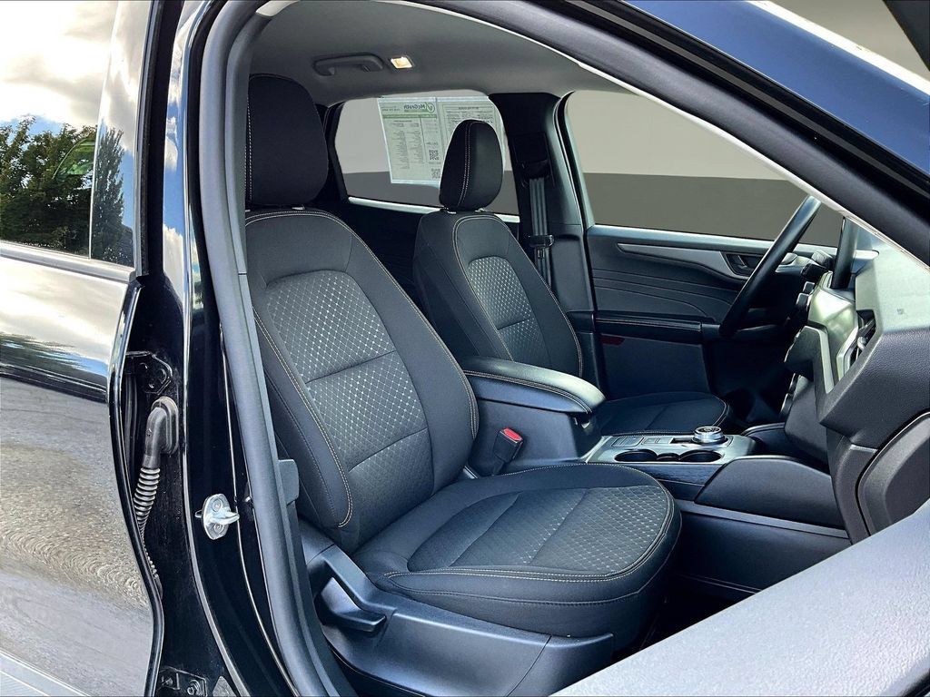 Used 2025 Ford Escape Active AWD/4WD image 30