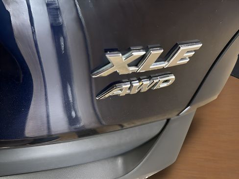 Used 2021 Toyota RAV4 XLE AWD/4WD image 9