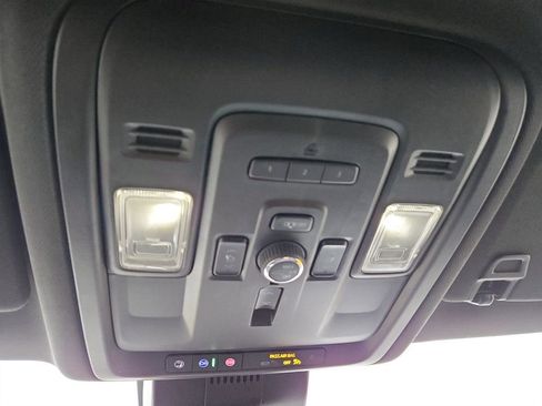 Used 2023 Chevrolet Suburban Premier image 22