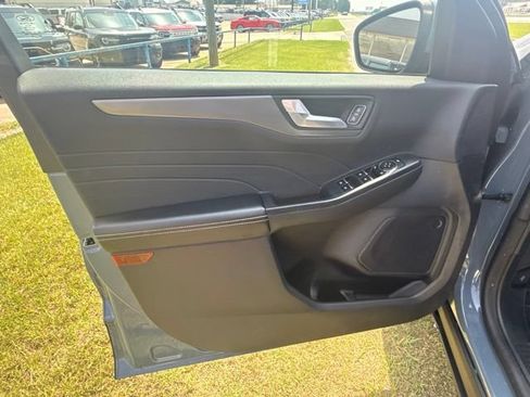 Used 2023 Ford Escape SE FWD image 11