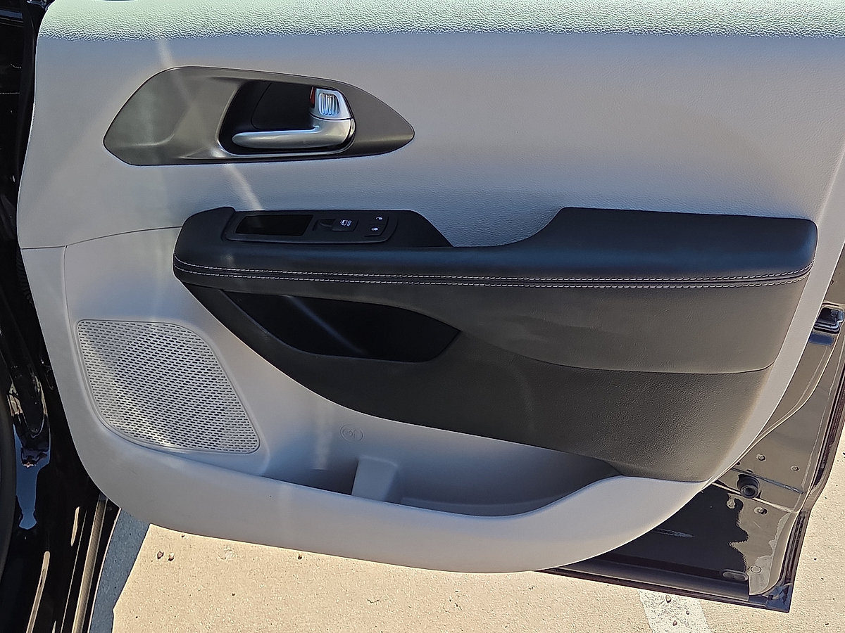 Used 2024 Chrysler Pacifica Touring-L FWD image 13