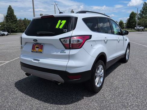 Used 2017 Ford Escape SE w/ Equipment Group 201A FWD image 4