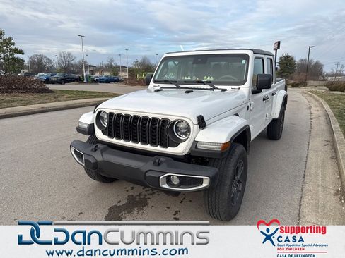 Used 2024 Jeep Gladiator Sport image 1