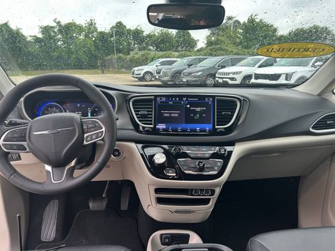 Used 2024 Chrysler Pacifica Touring-L image 35