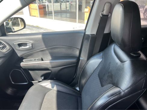 Used 2018 Jeep Compass Latitude image 28