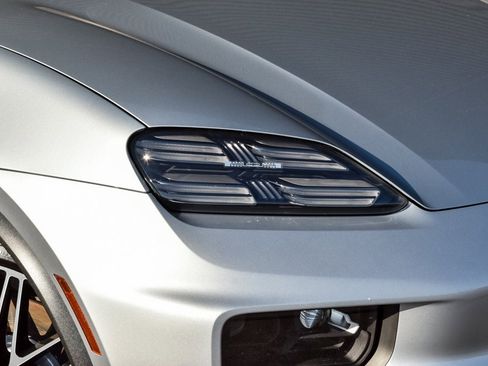 Certified 2025 Porsche Macan 4S Electric w/ Premium Package image 37