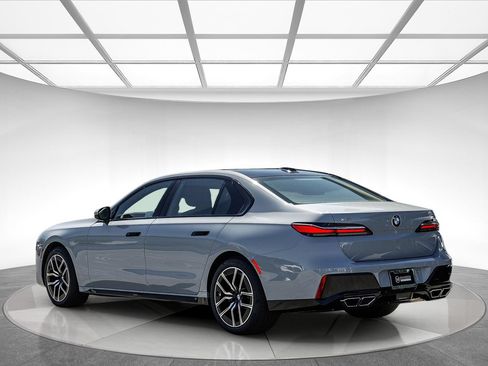 Used 2023 BMW 760i xDrive AWD/4WD image 2