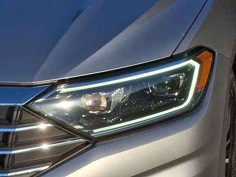 Used 2019 Volkswagen Jetta SEL w/ Cold Weather Package FWD image 9