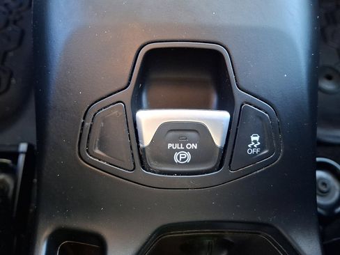 Used 2020 Jeep Renegade Latitude w/ Cold Weather Group image 24