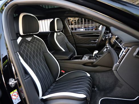 Used 2022 Bentley Flying Spur Plug-In Hybrid AWD/4WD image 30