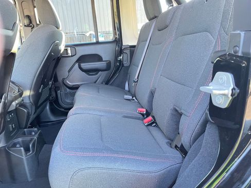 Used 2025 Jeep Wrangler Unlimited Rubicon image 25