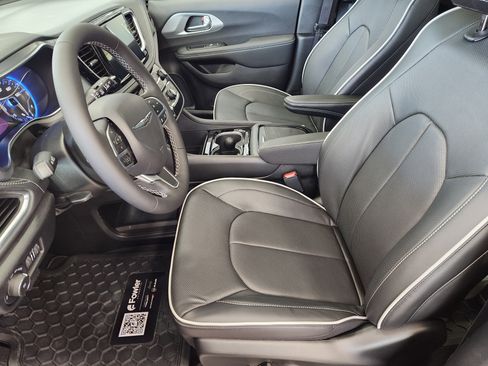 New 2026 Chrysler Pacifica Limited FWD image 10