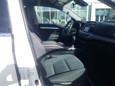 Used 2019 Toyota Highlander LE image 17