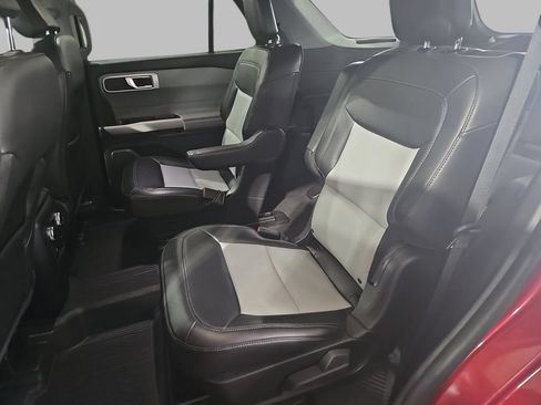 Used 2022 Ford Explorer XLT w/ Equipment Group 202A AWD/4WD image 19