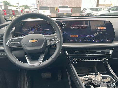 New 2026 Chevrolet Traverse LT w/ Driver Confidence Package AWD/4WD image 16