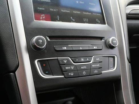 Used 2017 Ford Fusion SE w/ Equipment Group 201A image 23