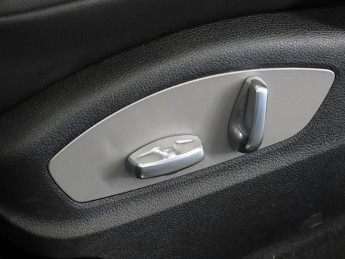 Certified 2025 Porsche Macan AWD/4WD image 40