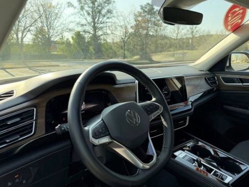 Used 2025 Volkswagen Atlas SE FWD image 16