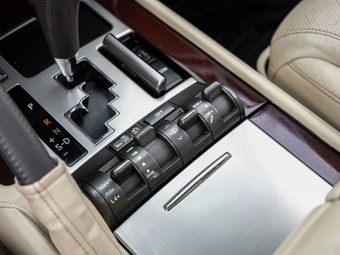 Used 2013 Lexus LX 570 4WD w/ Luxury Pkg image 33