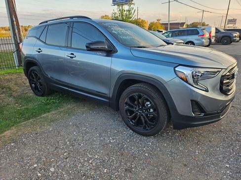 Used 2021 GMC Terrain SLE w/ Driver Convenience Package FWD image 4