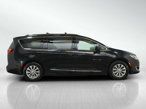 Used 2018 Chrysler Pacifica Touring-L Plus FWD image 6