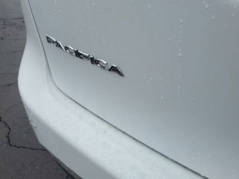 Certified 2024 Chrysler Pacifica Touring-L image 31