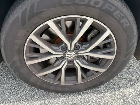 Used 2019 Volkswagen Tiguan SE w/ Panoramic Sunroof Package FWD image 12
