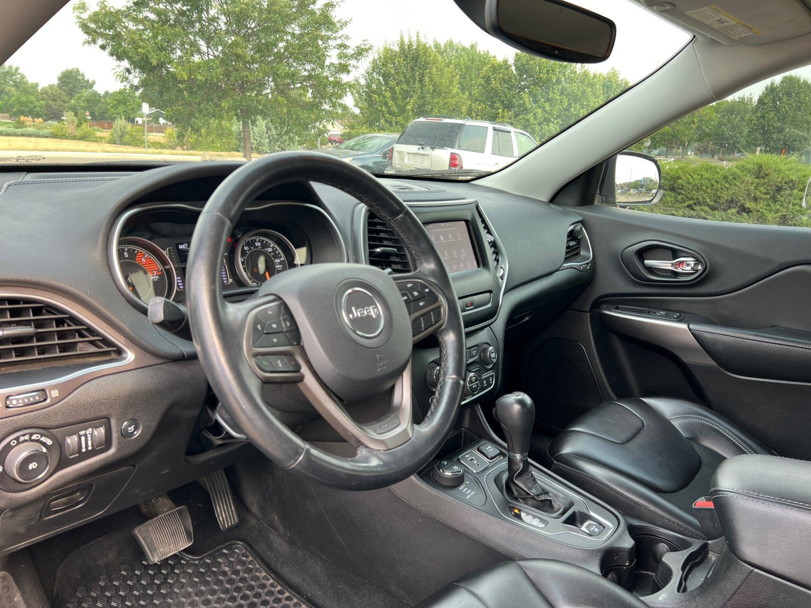 Used 2019 Jeep Cherokee Latitude Plus w/ Comfort/Convenience Group AWD/4WD image 13