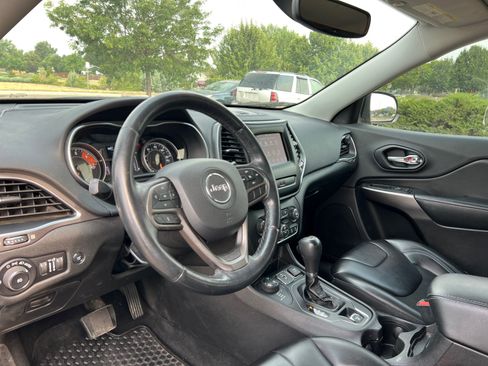 Used 2019 Jeep Cherokee Latitude Plus w/ Comfort/Convenience Group AWD/4WD image 13