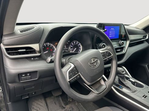 Used 2023 Toyota Highlander L FWD image 11