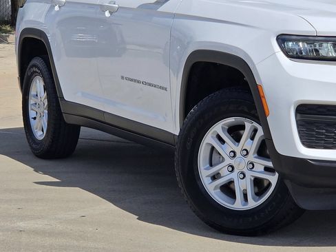 Used 2025 Jeep Grand Cherokee Laredo w/ Luxury Tech Group I RWD image 11