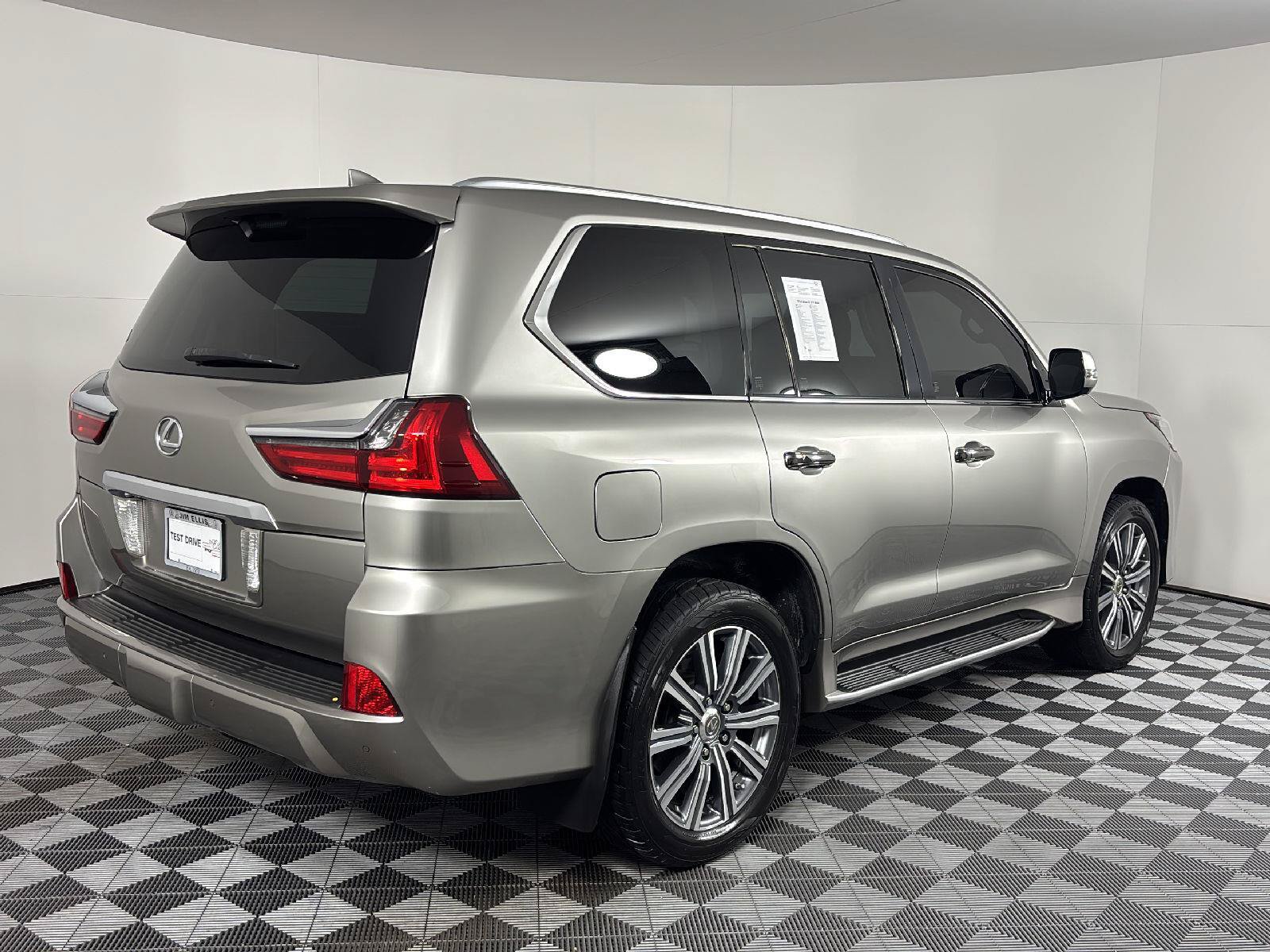 Used 2016 Lexus LX 570 4WD w/ Luxury Package image 4