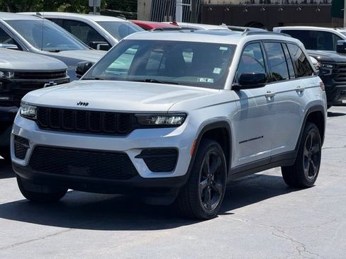 Used 2024 Jeep Grand Cherokee Altitude AWD/4WD image 3