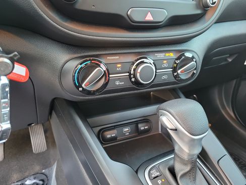 Used 2025 Kia Soul LX w/ LX Technology Package FWD image 18