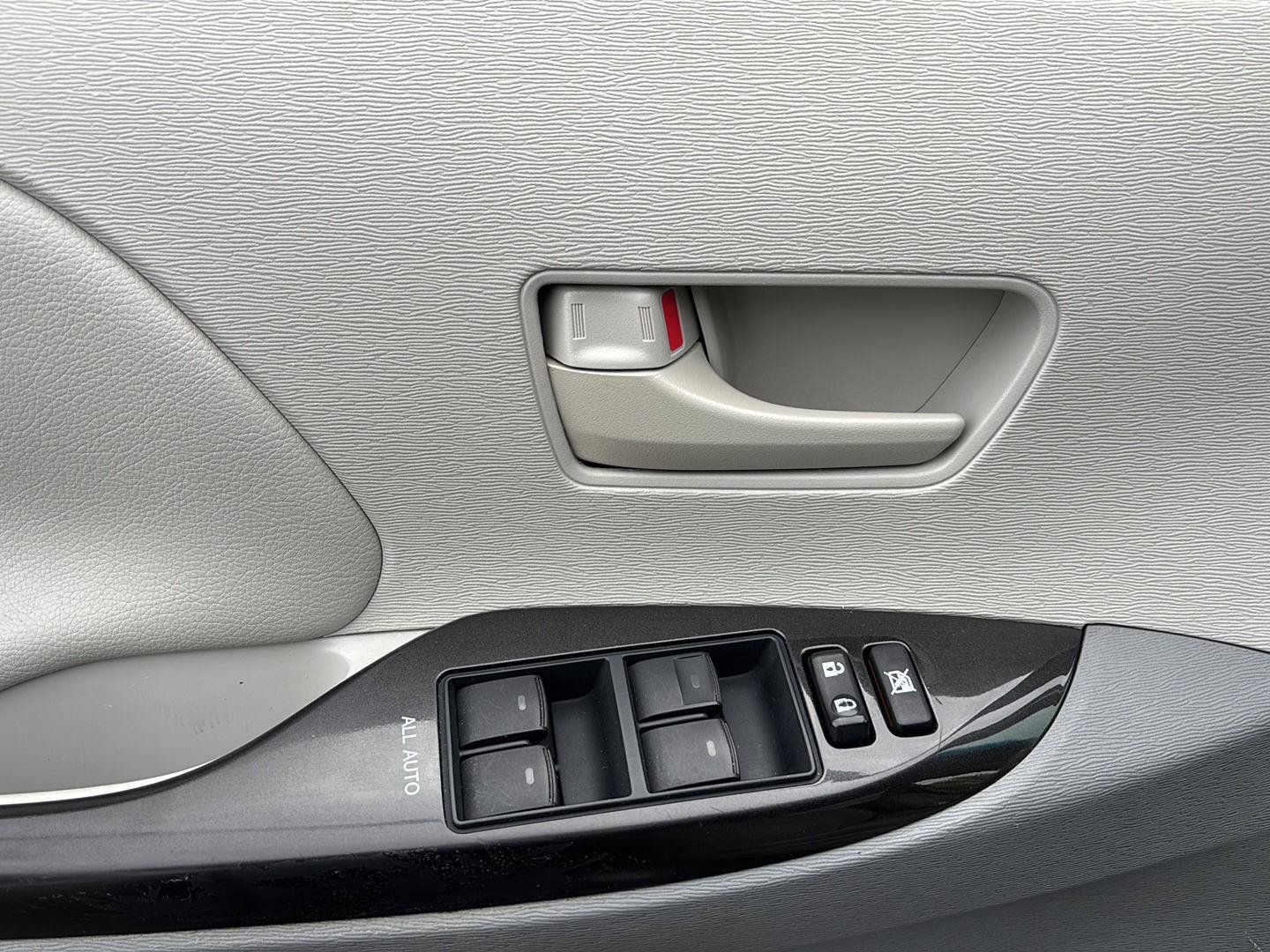 Used 2011 Toyota Sienna LE w/ Towing Pkg FWD image 25