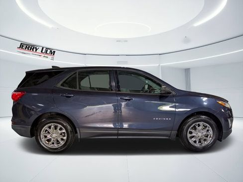 Used 2018 Chevrolet Equinox LS FWD image 2