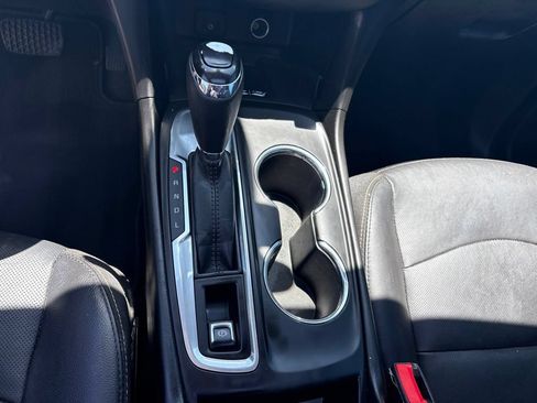 Used 2018 Chevrolet Equinox Premier FWD image 17