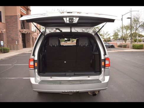 Used 2017 Lincoln Navigator Select image 24