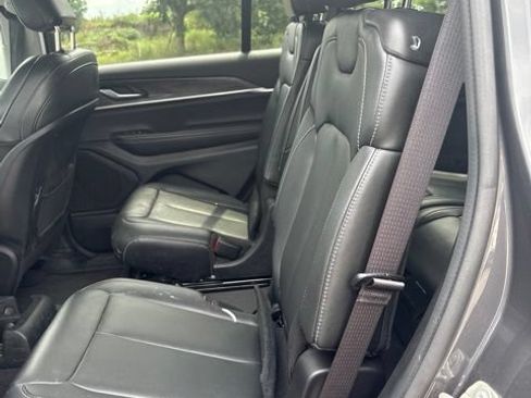 Used 2023 Jeep Grand Cherokee L Limited AWD/4WD image 9