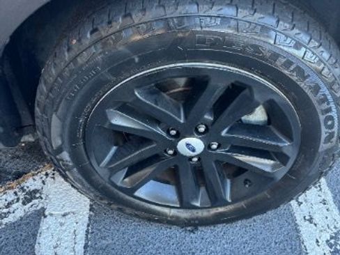 Used 2017 Ford Explorer XLT image 12