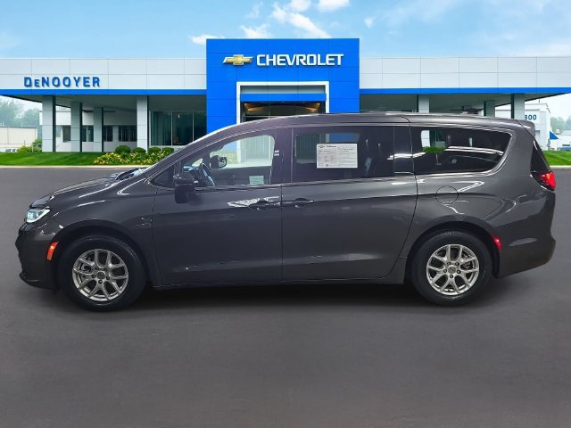Used 2023 Chrysler Pacifica Touring-L FWD image 10