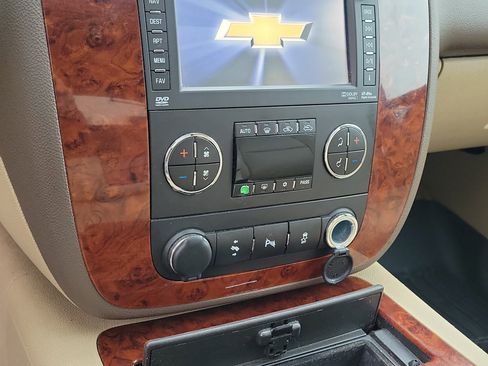 Used 2013 Chevrolet Avalanche LTZ image 27