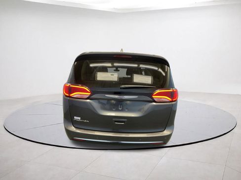 Certified 2020 Chrysler Pacifica Touring-L image 5