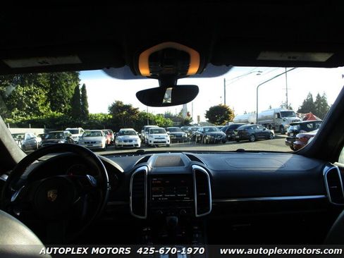 Used 2011 Porsche Cayenne Turbo image 19