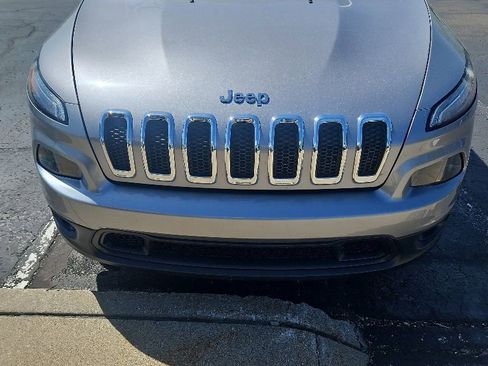 Used 2018 Jeep Cherokee Latitude w/ Cold Weather Group AWD/4WD image 2