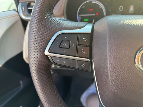 Used 2024 Toyota Sienna Platinum image 9