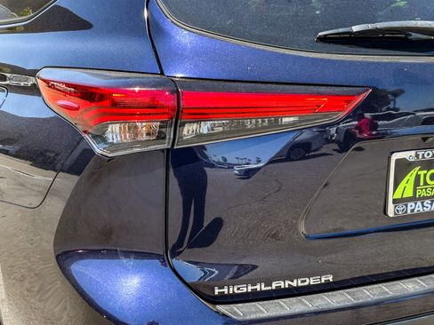Used 2023 Toyota Highlander XSE FWD image 9